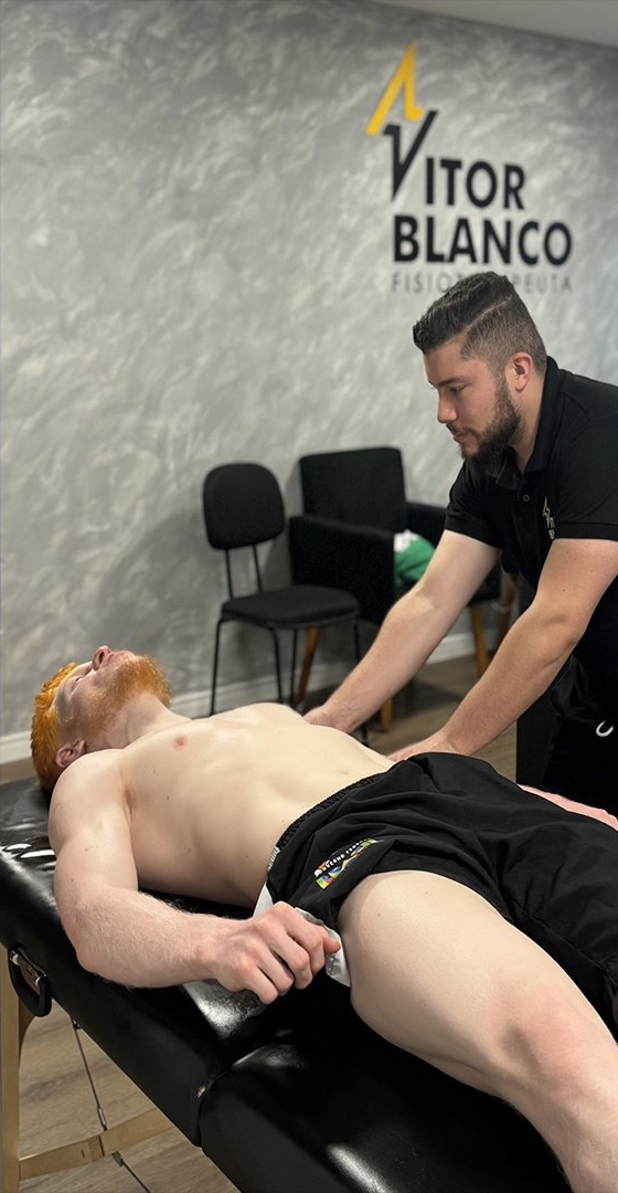 Dr. Vitor Blanco realizando procedimento