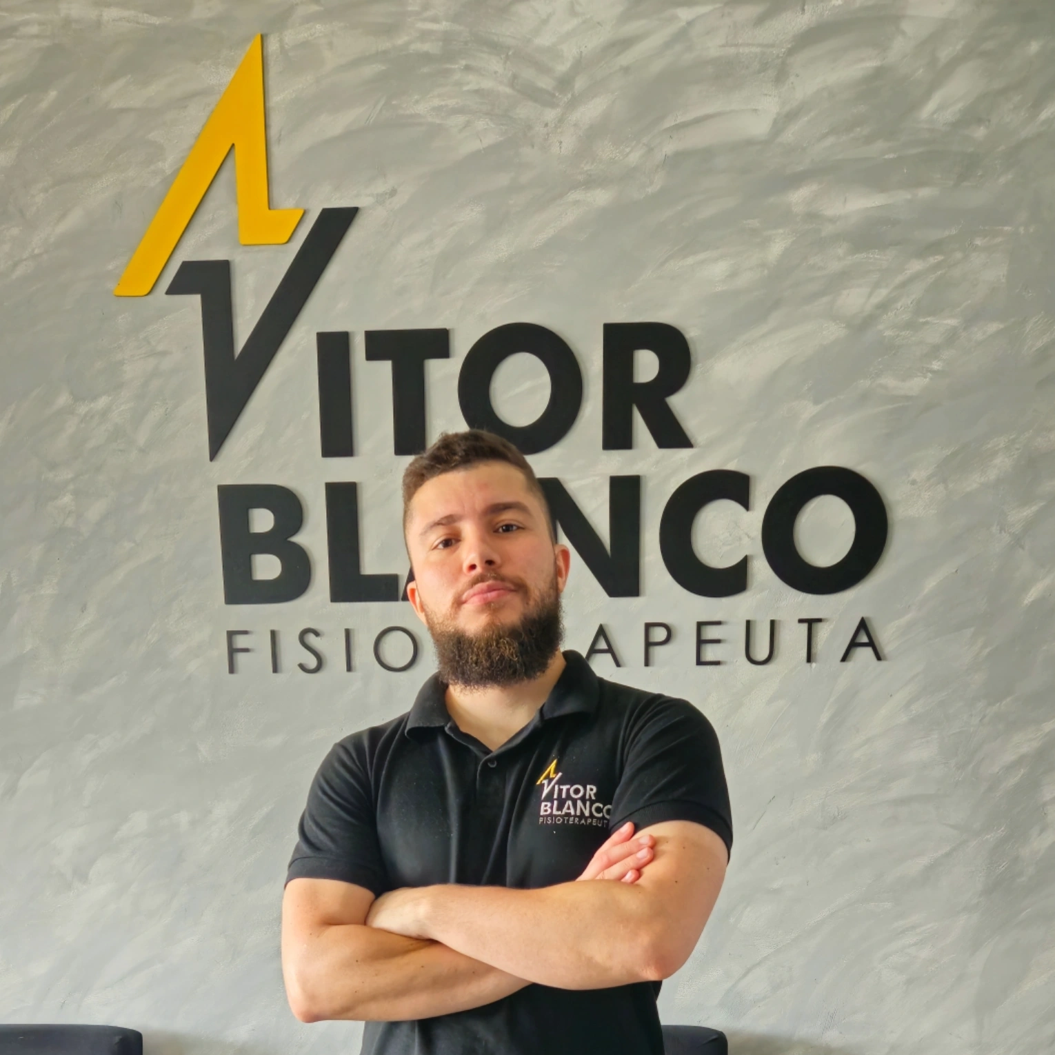 Dr. Vitor Blanco fisioterapeuta atendendo paciente